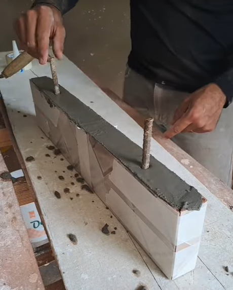 Pedreiro genial mostra um 'faça você mesmo' para prateleira no banheiro - Foto: Primosafo/Reprodução/ND