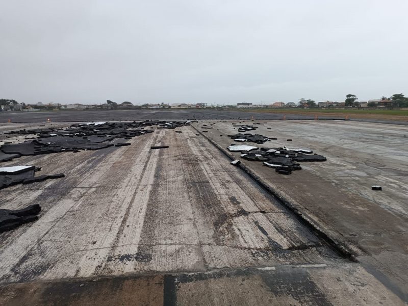 Imagem mostra asfalto da pista de pousos e decolagens do aeroporto de Navegantes destruído