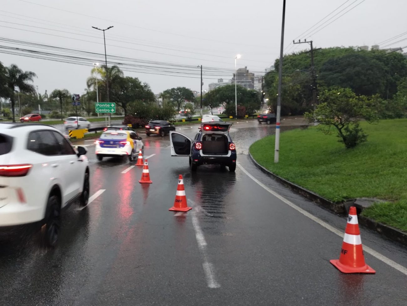 na imagem é possível ver um veículo parado sobre a via sinalizando acúmulo de água na pista contribuindo para um trânsito intenso.