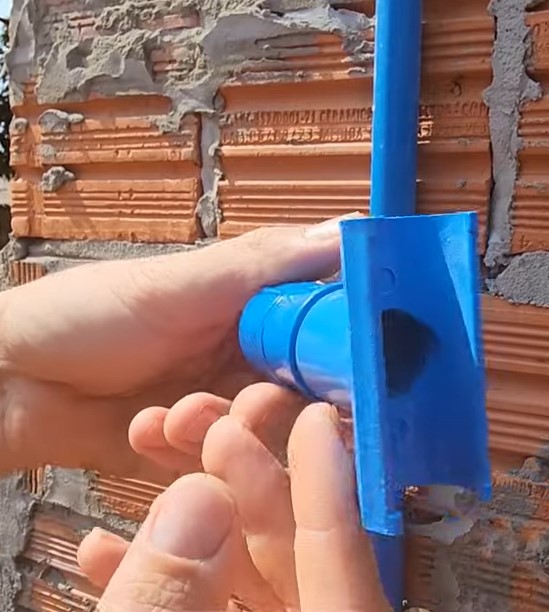 Com furadeira, pedreiro genial ensina forma de instalar uma nova torneira onde há encanamento de água na sua obra - Foto: Redes Sociais/Divulgação/ND