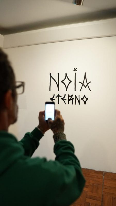 Detalhe da “tag”, a assinatura usada por Paulo Noia nas suas interven&ccedil;&otilde;es nas ruas da Grande Florian&oacute;polis em destaque na exposi&ccedil;&atilde;o “Jardins das Del&iacute;cias Bestiais” – Foto: Gabriel ROMERO/Divulga&ccedil;&atilde;o