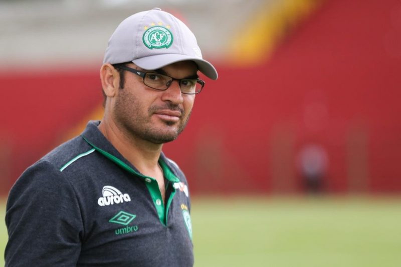 Cezar Capelari e &Eacute;merson Cris n&atilde;o fazem mais parte da comiss&atilde;o t&eacute;cnica da Chapecoense &mdash; Foto: Reprodu&ccedil;&atilde;o/ND