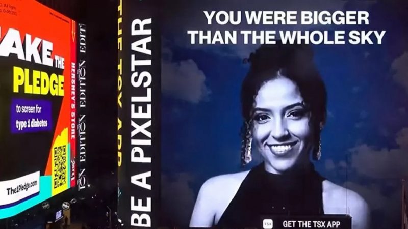 A foto de Ana Clara Benevides foi exibida na Times Square com a mensagem &ldquo;Voc&ecirc; era maior que o c&eacute;u inteiro&rdquo;. – Foto: Reprodu&ccedil;&atilde;o/Twitter/ND