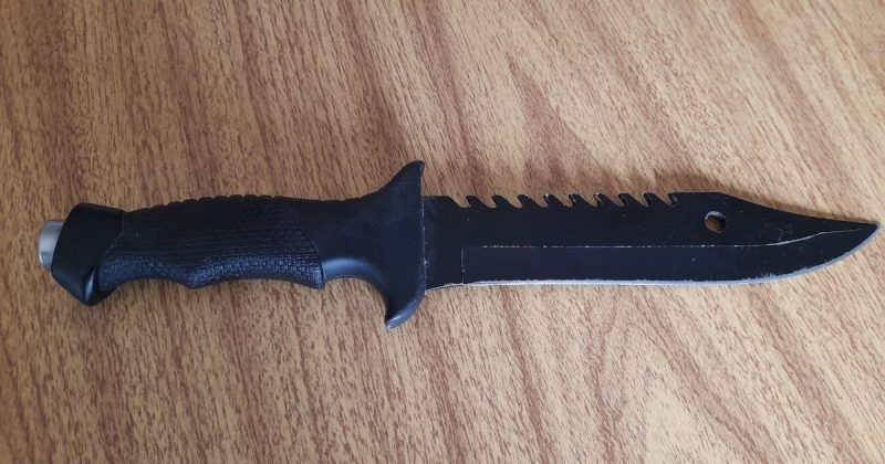 Faca que teria sido utilizada pelo homem foi apreendida – Foto: Divulga&ccedil;&atilde;o/PM/ND