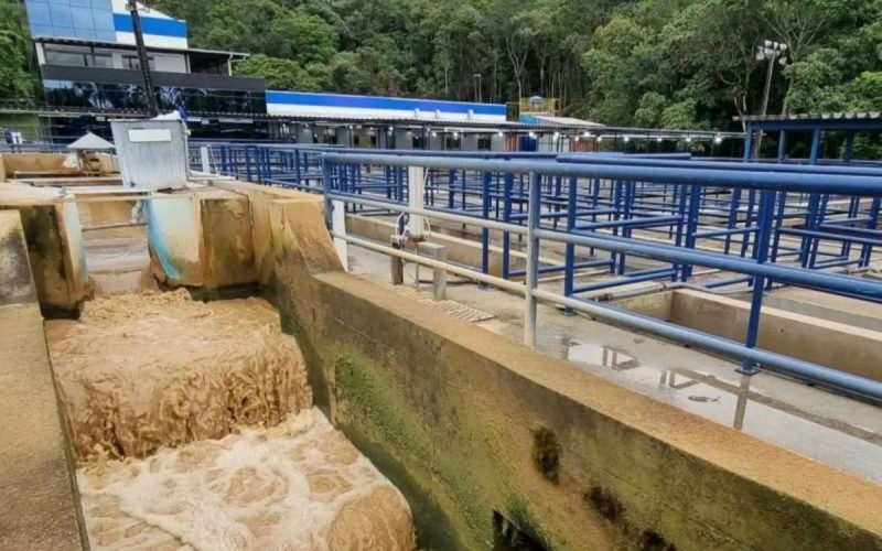 Imagem da situação de uma estação de tratamento de água após alta turbidez do rio Itajaí-Mirim