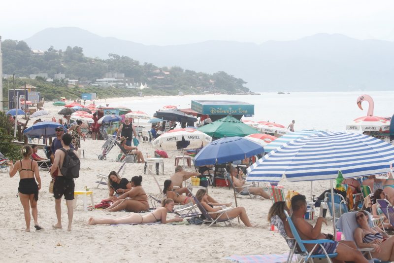 Falta espa&ccedil;o e sobra vontade de curtir a praia – Foto: Leo Munhoz/ND