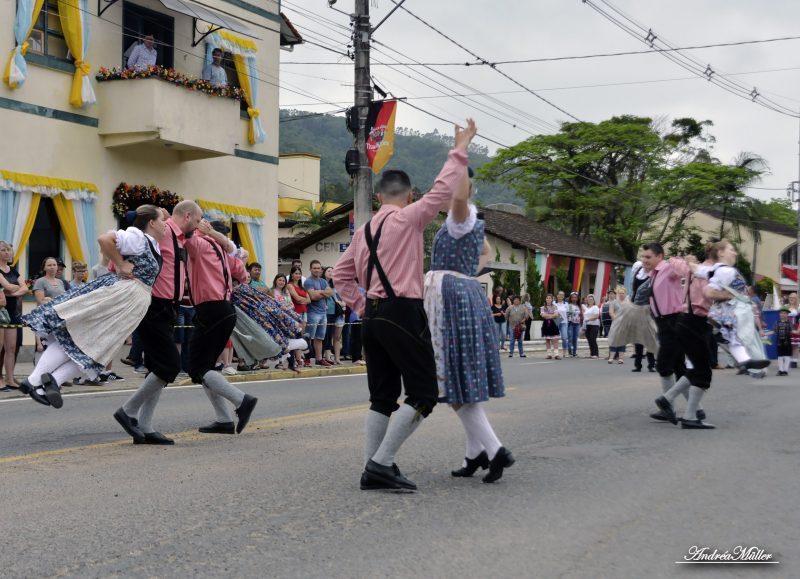 Tradicional desfile da Festa das Tradições acontece na manhã de domingo (12)