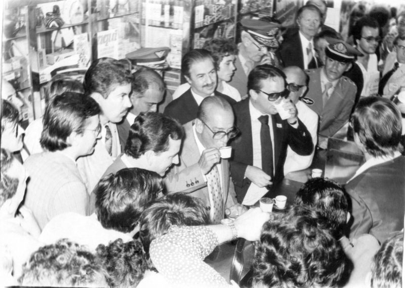 Em meio a multidão, Figueiredo toma café no Senadinho, ao lado do ex-governador Jorge Konder Bornhausen
