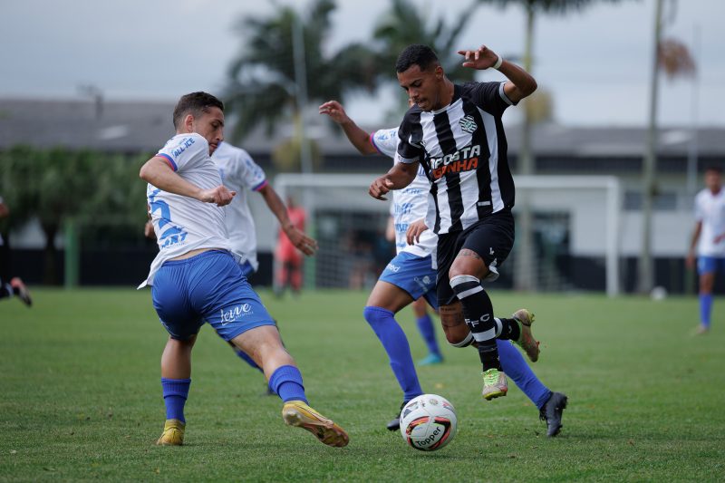 Jogadores de Figueirense e Caravaggio disputam bola