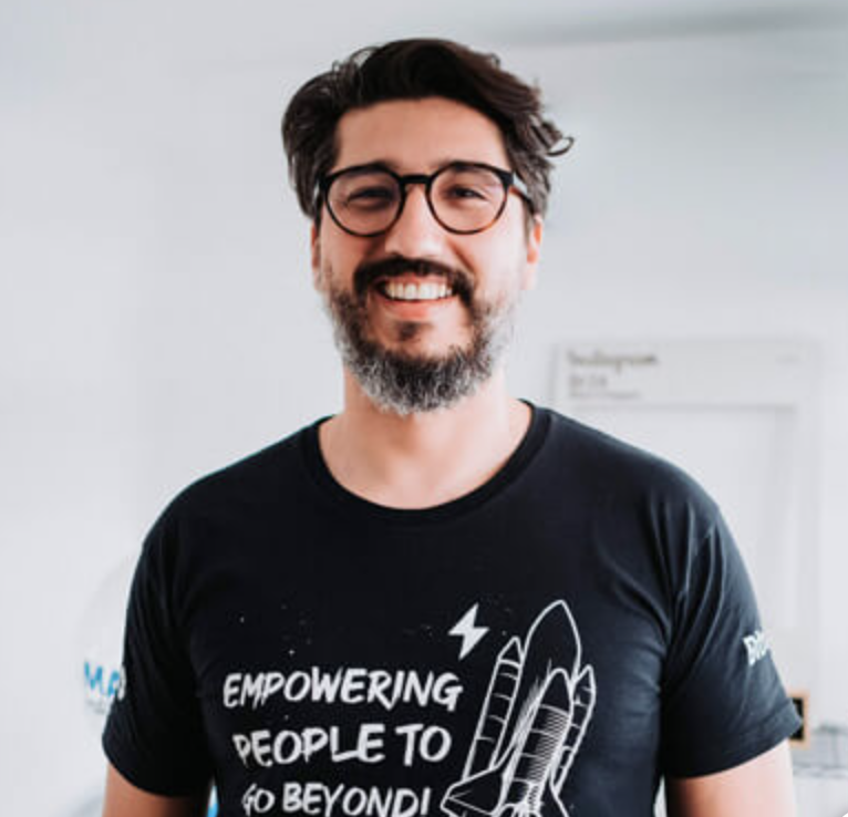 Imagem do Filipe Bento, ele usa óculos e tem barba