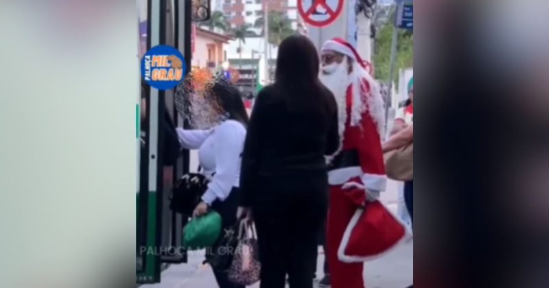 Papai Noel na fila para entrar no ônibus