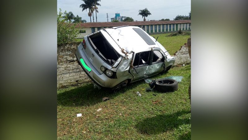 O condutor, um homem de 37 anos estava inconsciente e deitado de cabe&ccedil;a para baixo, pendurado na porta do motorista – Foto: Corpo de Bombeiros/Divulga&ccedil;&atilde;o/ND