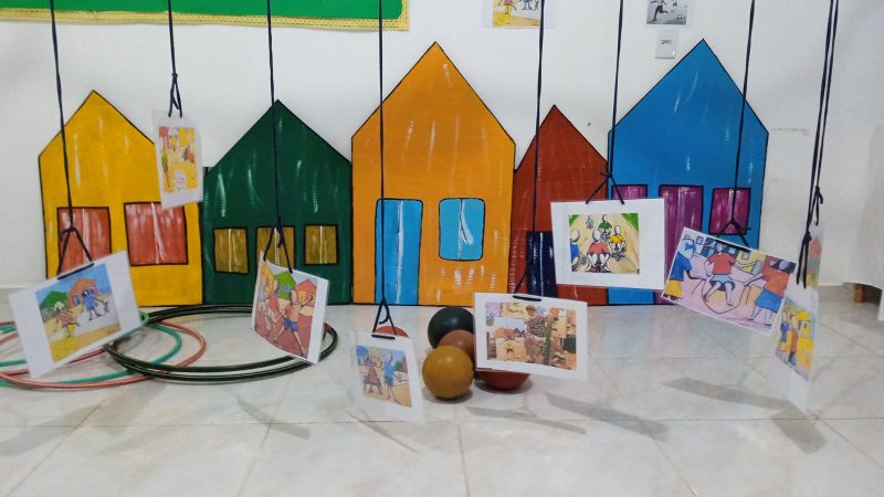 O objetivo da atividade era fazer com que as crianças explorassem a criatividade, colocando o próprio toque nas obras de arte