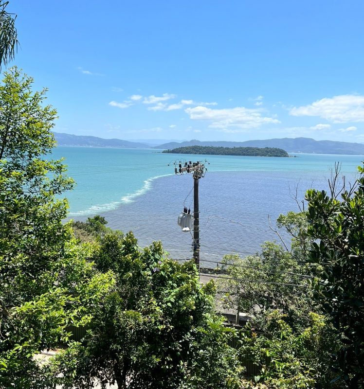 Mancha avan&ccedil;a sobre as &aacute;guas da praia de Sambaqui. Fen&ocirc;meno ficou mais escuro e recorrente nos &uacute;ltimos meses, conta morador – Foto: Arquivo Pessoal/Divulga&ccedil;&atilde;o/ND