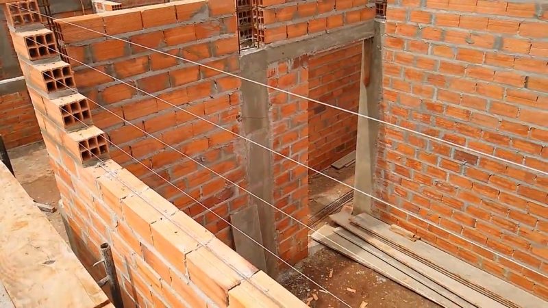 Fiadas de tijolos para deixar a prede reta. – Foto: YouTube/Reprodu&ccedil;&atilde;o/ND