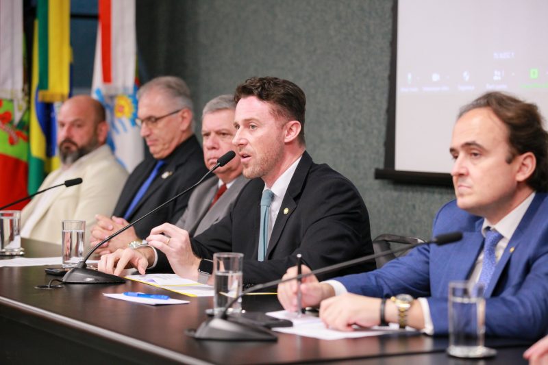 Krelling e Paul&atilde;o ao fundo na audi&ecirc;ncia que acabou em confus&atilde;o entre os dois – Foto: Vicente Schmitt/Ag&ecirc;ncia AL/ND
