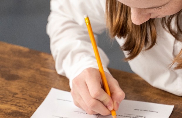 Mulher prestando concursos públicos