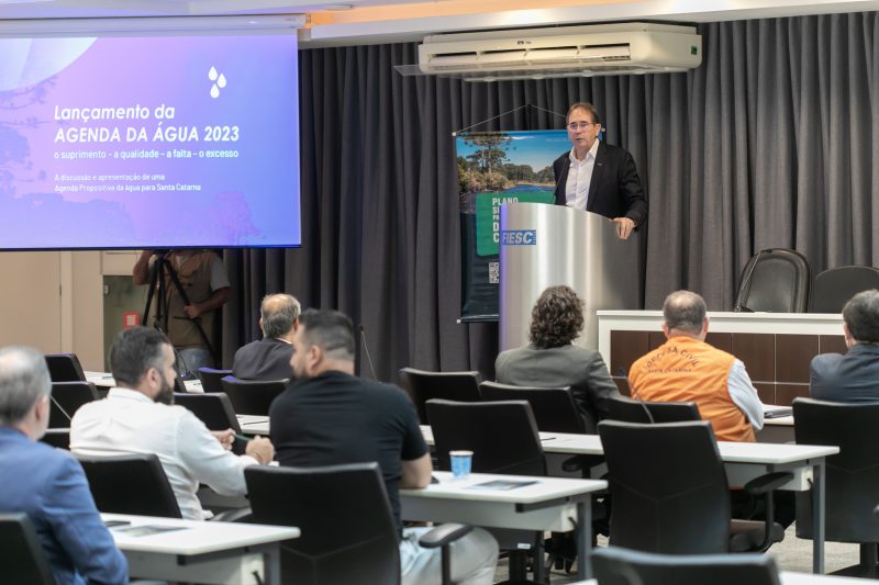 Presidente da Fiesc, Mario Cezar de Aguiar, explica a necessidade da criação de uma agenda que aborde recursos hídricos em Santa Catarina