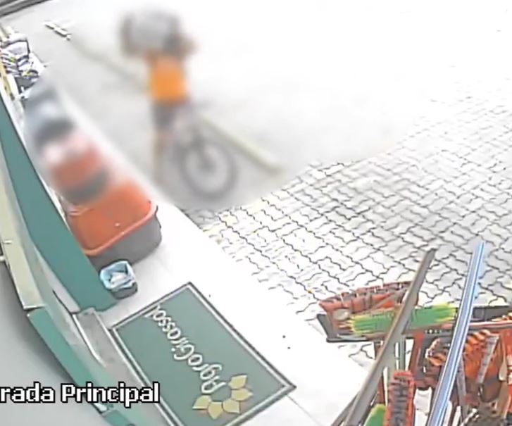 Homem furtou uma churrasqueira e carregou o objeto na bicicleta 