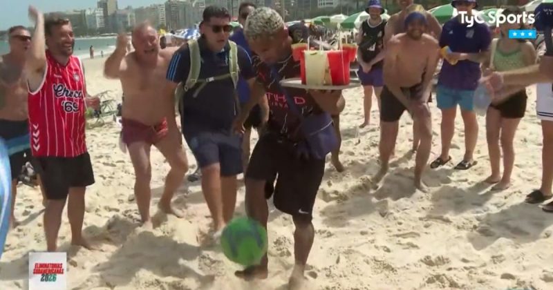 Garçom brasileiro bate embaixadinhas em praia do Rio de Janeiro