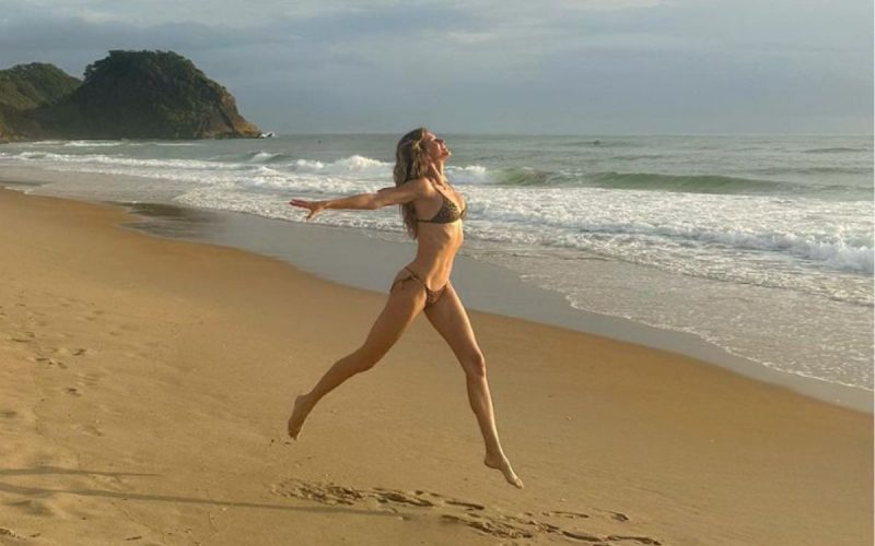 Imagem de Gisele, uma das famosas que curtem a praia Brava em Itajaí