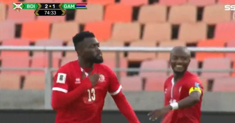 Atacante de Burundi deixou zagueiro e goleiro no chão para marcar um golaço 