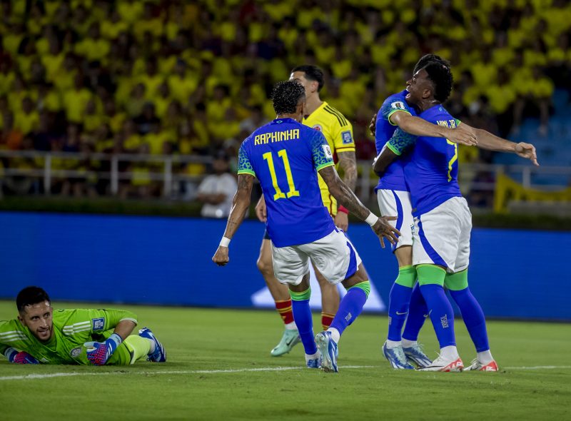 Jogadores do Brasil comemoram o gol de Martinelli