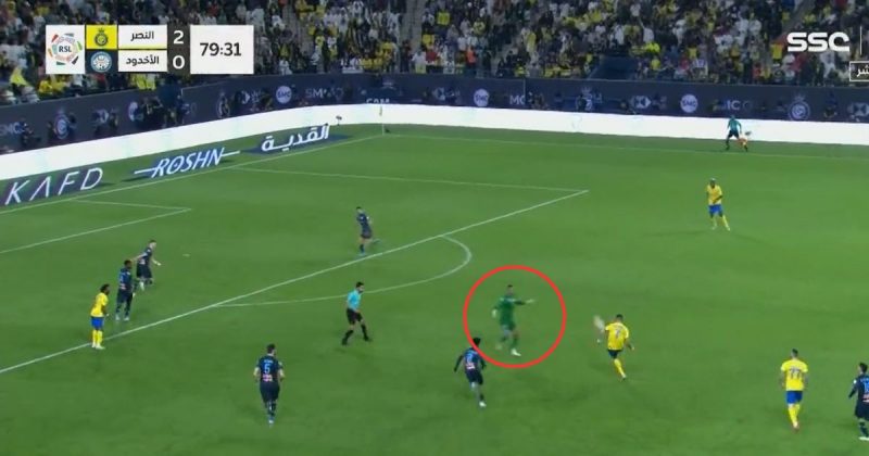 Goleiro tenta dar bote em Cristiano Ronaldo na altura da intermediária do gramado