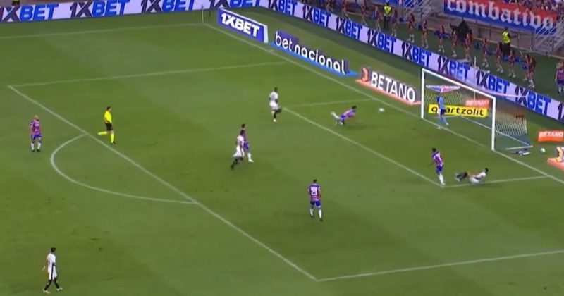 Zagueiro do Fortaleza faz gol contra de peixinho