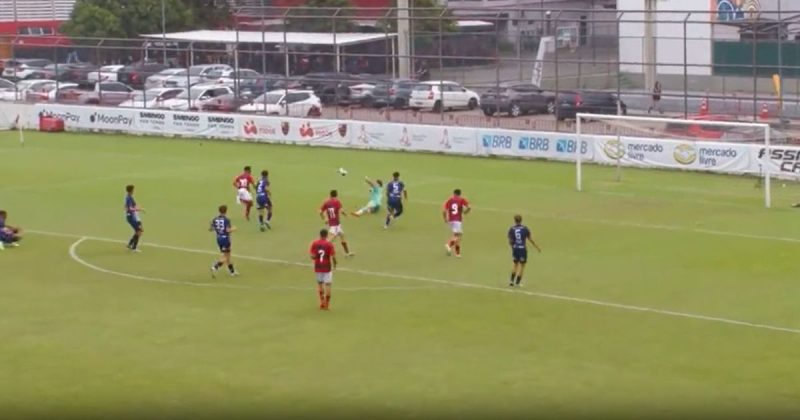 Camisa 10 do Flamengo bate por cavadinha na saída do goleiro durante jogo contra o Bangu