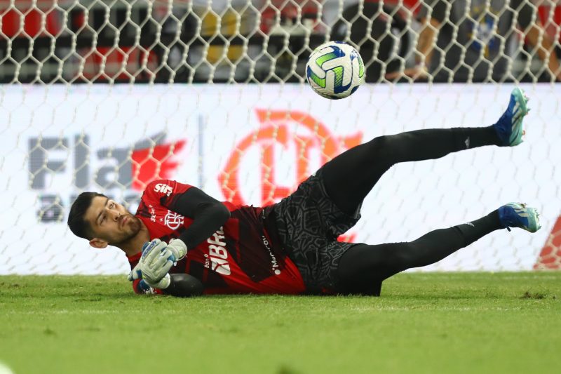 Goleiro do Flamengo, Rossi espalma bola durante o aquecimento no gramado do Maracanã