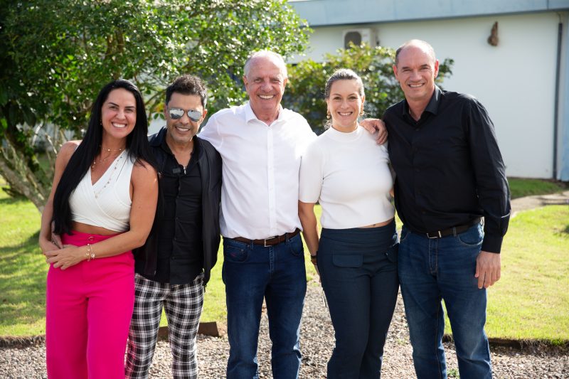 Na imagem, Zezé posa para foto com CEO de fábrica de canecas em Braço do Norte, Sul de SC