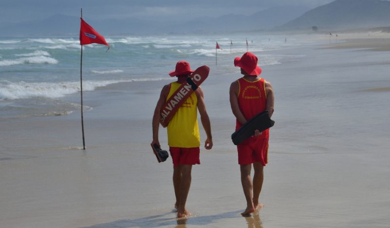 SC conta com salva-vidas em praias 