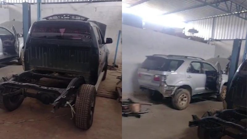 Camionetes dentro de galpão onde é feito o desmanche de veículos