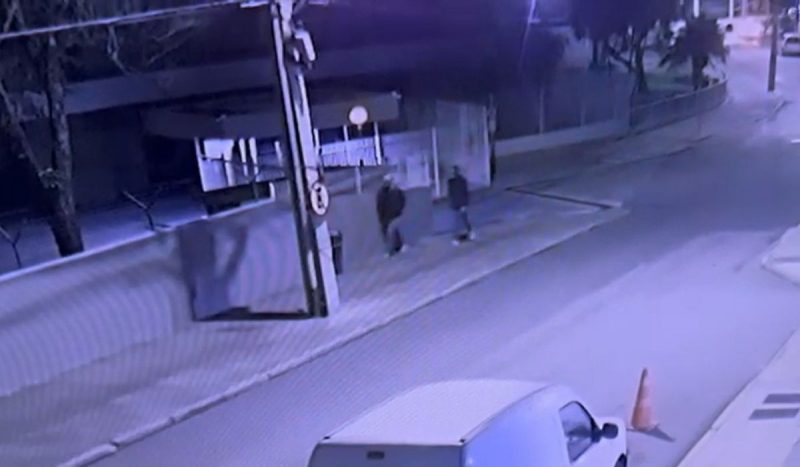 Homens foram visto entrando na associa&ccedil;&atilde;o – Foto: Monitoramento/Pol&iacute;cia Civil/Divulga&ccedil;&atilde;o/ND