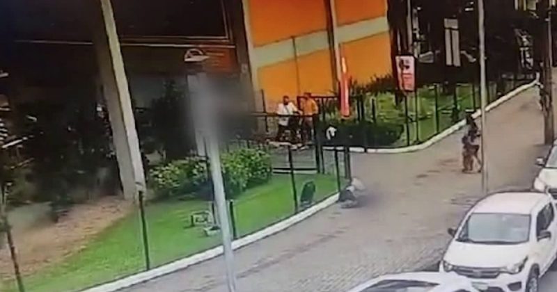 Pol&iacute;cia Civil analisa mais imagens de c&acirc;meras que flagraram esfaqueamento que acabou em morte de homem em Blumenau, na sexta-feira (3) – Foto: Reprodu&ccedil;&atilde;o/NDTV