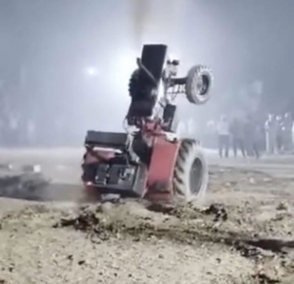 A man tried to climb onto a tractor and was crushed to death by the machine - Social networks/Reproduction/ND