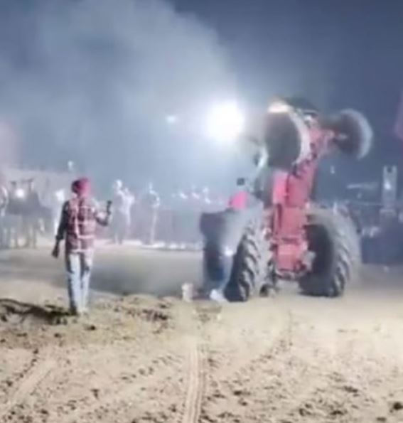 A man tried to climb onto a tractor and was crushed to death by the machine - Social networks/Reproduction/ND