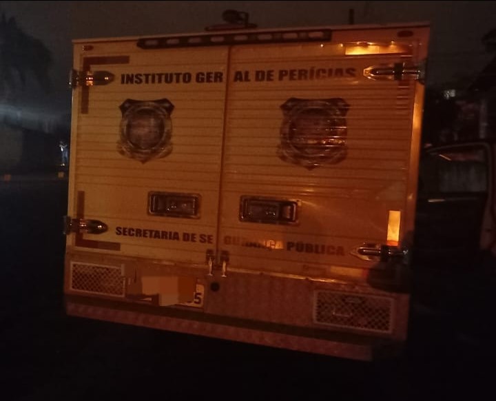 Carro do IGP, que esteve no local para recolher o corpo do homem esfaqueado