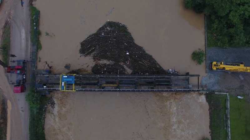 Tratamento de água é prejudicado em Itajaí e reservatórios de água são afetados. 