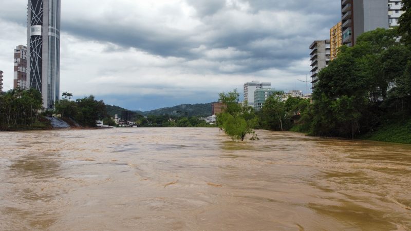 nível do rio Itajaí-Açu segue baixando, em Blumenau