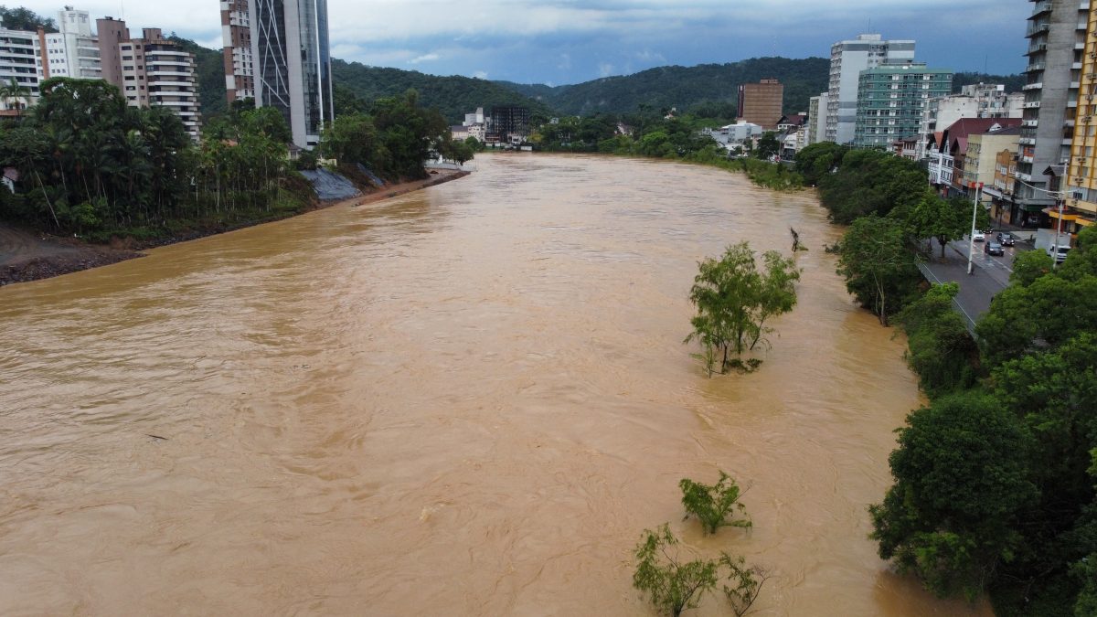 El Niño Alerta SC: Cidades Criam Força-Tarefa Contra Novas Enchentes