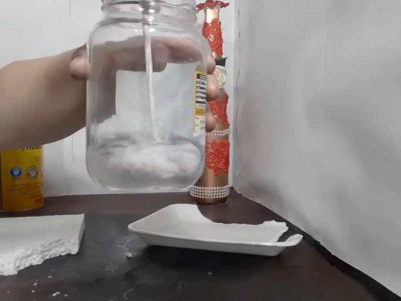 Em um vídeo do tipo faça você mesmo, influenciadora mostra ação do elemento químico em um pedaço de isopor; uso é recomendado para artesanato - Foto: Redes Sociais/Divulgação/ND
