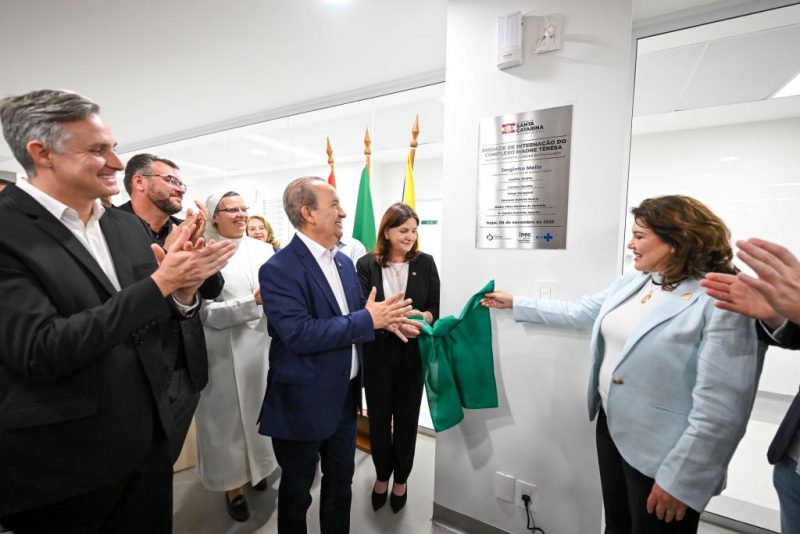 In the picture, state governor Jorginho Mello inaugurates a wing with new beds at the Marieta Conder Bornhausen Hospital.