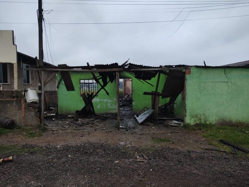Fogo destrói duas casas em Lages