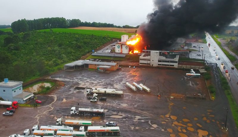Drone flagra momento em que fogo se alastra por empresa de combustíveis em Chapecó &#8211; Foto: Reprodução/ND