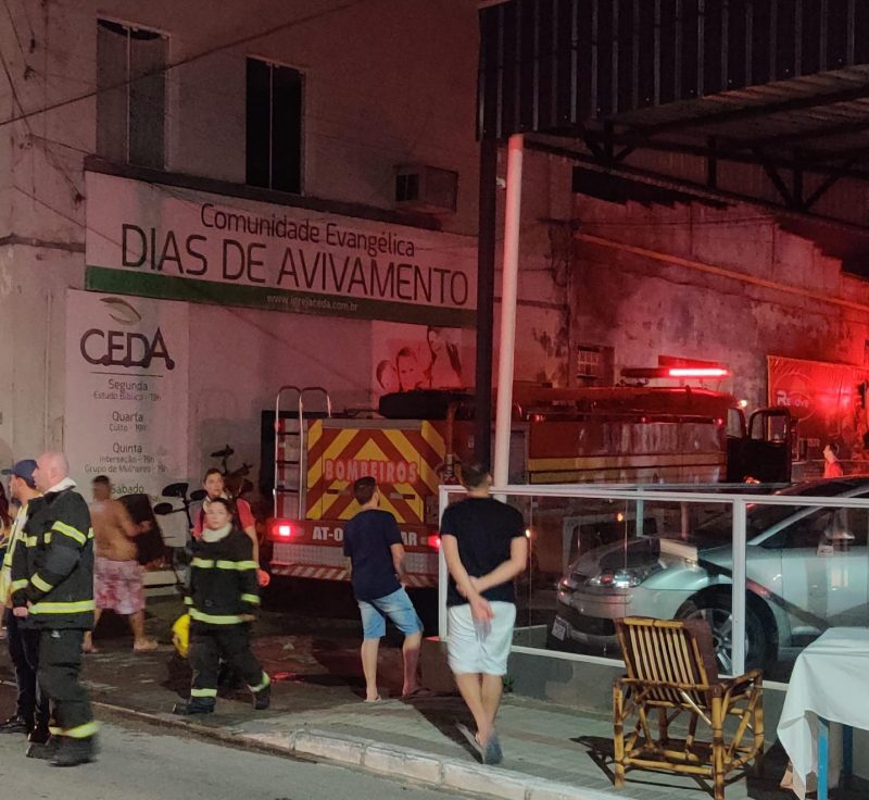 Incêndio é combatido em galpão de Gaspar 