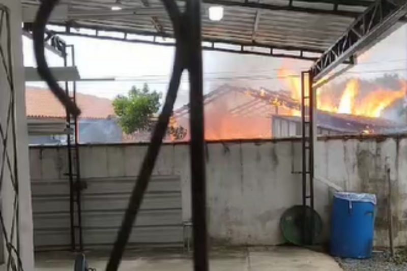 Incêndio destruiu casa de madeira em Joinville 