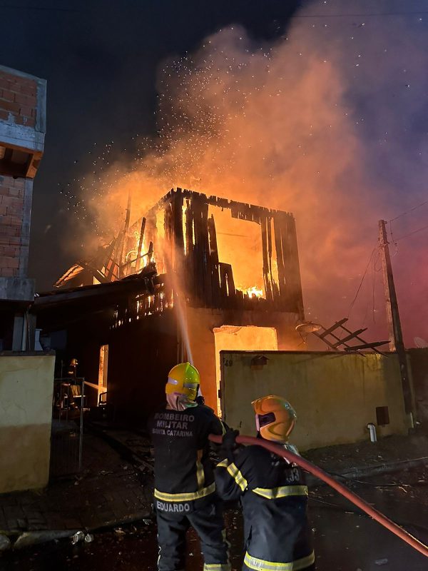 Telhado desabou por conta do fogo – Foto: Pol&iacute;cia Militar/Reprodu&ccedil;&atilde;o/ND