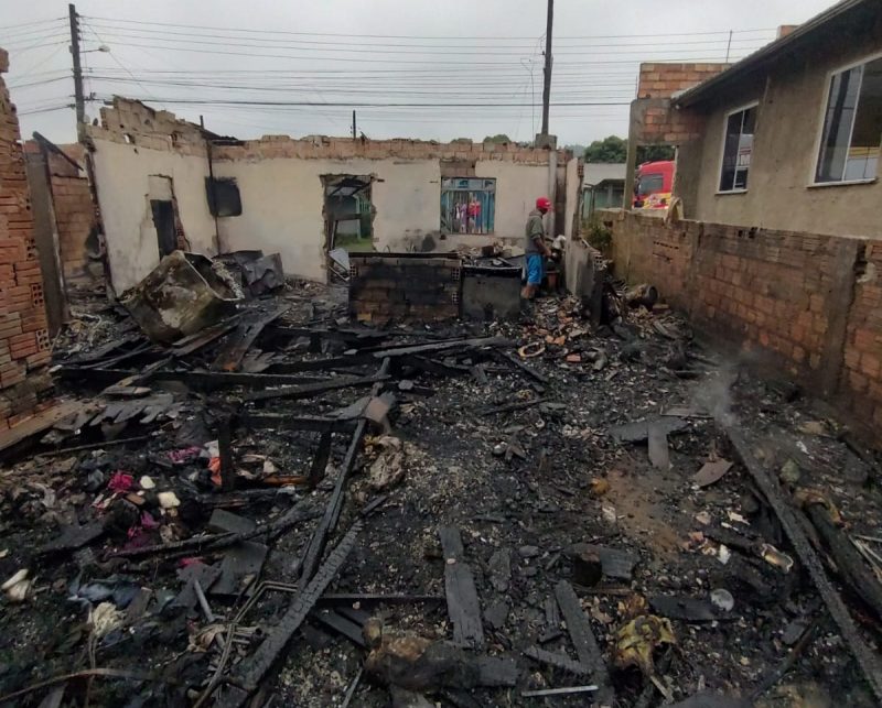 Fogo destrói duas casas em Lages